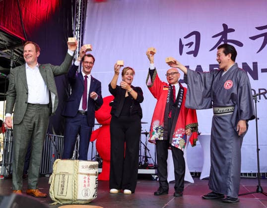 Japan-Tag 2026 in Düsseldorf, einzigartiges Kulturfest in der Landeshauptstadt von NRW - KAMPAI, das japanische Wort für Prost oder Zum Wohl - Düsseldorfs Oberbürgermeister Dr. Stephan Keller, NRW Ministerpräsident Hendrik Wüst, NRW Wirtschafts und Kulturministerin Mona Neubaur, der japanische Generalkonsul von Düsseldorf Yoshitaka Tsunoda mit dem Präsidenten des Japanischen Clubs Takao Hariya beim Anstich des SAKE-Fasses Düsseldorf Burgplatz NRW Deutschland *** Japan Day 2026 in Düsseldorf, a unique cultural festival in the state capital of NRW KAMPAI, the Japanese word for Cheers or Cheers to Düsseldorfs Lord Mayor Dr. Stephan Keller, NRW Minister President Hendrik Wüst, NRW Minister of Economic Affairs and Culture Mona Neub
