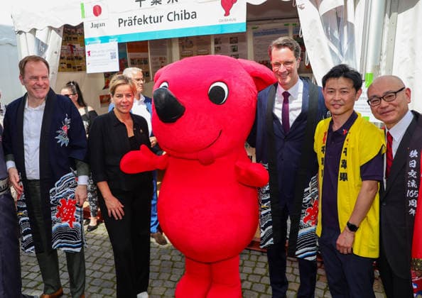 Japan-Tag 2026 in Düsseldorf, einzigartiges Kulturfest in der Landeshauptstadt von NRW - Düsseldorfs OB Dr. Stephan Keller mit NRW Ministerpräsident Hendrik Wüst und NRW Ministerin Mona Neubaur, einem japanischen Standvertreter und dem japanischen Generalkonsul Yoshitaka Tsunoda beim Rundgang... Düsseldorf Burgplatz NRW Deutschland *** Japan Day 2026 in Düsseldorf, unique cultural festival in the state capital of NRW Düsseldorfs Lord Mayor Dr. Stephan Keller with NRW Minister President Hendrik Wüst and NRW Minister Mona Neubaur, a Japanese stand representative and the Japanese Consul General Yoshitaka Tsunoda on a tour of Düsseldorf Burgplatz NRW Germany