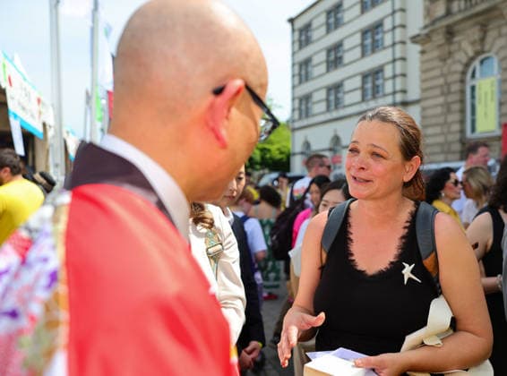 Japan-Tag 2026 in Düsseldorf, einzigartiges Kulturfest in der Landeshauptstadt von NRW - im Foto Yoshitaka Tsunoda, japanischer Generalkonsul in Düsseldorf mit Künstlerin Lucie Kazda, die ein ein Friedensgeschenk aus Porzellan ERBE - 1.000 Porzellankranische an den Generalkonsul überreichte. Düsseldorf Burgplatz NRW Deutschland *** Japan Day 2026 in Düsseldorf, unique cultural festival in the state capital of NRW in the photo Yoshitaka Tsunoda, Japanese Consul General in Düsseldorf with artist Lucie Kazda, who presented a gift of peace made of porcelain ERBE 1,000 porcelain cranes to the Consul General Düsseldorf Burgplatz NRW Germany