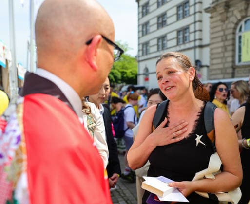 Japan-Tag 2026 in Düsseldorf, einzigartiges Kulturfest in der Landeshauptstadt von NRW - im Foto Yoshitaka Tsunoda, japanischer Generalkonsul in Düsseldorf mit Künstlerin Lucie Kazda, die ein ein Friedensgeschenk aus Porzellan ERBE - 1.000 Porzellankranische an den Generalkonsul überreichte. Düsseldorf Burgplatz NRW Deutschland *** Japan Day 2026 in Düsseldorf, unique cultural festival in the state capital of NRW in the photo Yoshitaka Tsunoda, Japanese Consul General in Düsseldorf with artist Lucie Kazda, who presented a gift of peace made of porcelain ERBE 1,000 porcelain cranes to the Consul General Düsseldorf Burgplatz NRW Germany