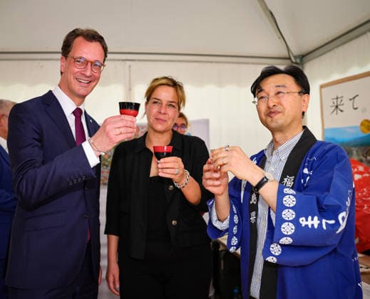 Japan-Tag 2026 in Düsseldorf, einzigartiges Kulturfest in der Landeshauptstadt von NRW - Düsseldorfs OB Dr. Stephan Keller mit NRW Ministerpräsident Hendrik Wüst und NRW Ministerin Mona Neubaur, einem japanischen Standvertreter beim Rundgang... Düsseldorf Burgplatz NRW Deutschland *** Japan Day 2026 in Düsseldorf, unique cultural festival in the state capital of NRW Düsseldorfs Mayor Dr. Stephan Keller with NRW Minister President Hendrik Wüst and NRW Minister Mona Neubaur, a Japanese stand representative on a tour of Düsseldorf Burgplatz NRW Germany