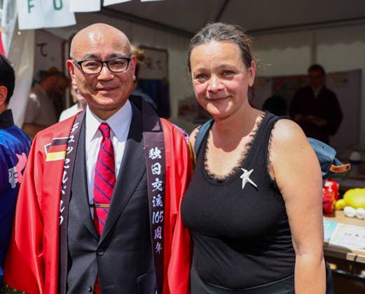 Japan-Tag 2026 in Düsseldorf, einzigartiges Kulturfest in der Landeshauptstadt von NRW - im Foto Yoshitaka Tsunoda, japanischer Generalkonsul in Düsseldorf mit Künstlerin Lucie Kazda, die ein ein Friedensgeschenk aus Porzellan ERBE - 1.000 Porzellankranische an den Generalkonsul überreichte. Düsseldorf Burgplatz NRW Deutschland *** Japan Day 2026 in Düsseldorf, unique cultural festival in the state capital of NRW in the photo Yoshitaka Tsunoda, Japanese Consul General in Düsseldorf with artist Lucie Kazda, who presented a gift of peace made of porcelain ERBE 1,000 porcelain cranes to the Consul General Düsseldorf Burgplatz NRW Germany