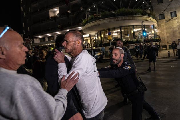 Anti-gov t protest in Jerusalem JERUSALEM - MAY 23: Israeli forces intervene in protesters as Israelis gather at Paris Square to hold a demonstration against Prime Minister Benjamin Netanyahu and the Israeli government carrying Israeli flags and anti-government banners in West Jerusalem on May 23, 2026. Mostafa Alkharouf Anadolu Jerusalem Israel. Editorial use only. Please get in touch for any other usage.  Copyright: x2026xAnadoluxMostafaxAlkharoufx