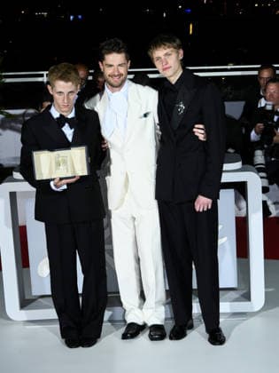 IPA85011444 - Cannes, 79th Cannes Film Festival 2026 - Golden Palm Photocall - The awardees. Pictured: Valentin Campagne, Lukas Dhont and Emmanuel Macchia  Copyright: xTerenghi Ipa-Agency.netx xPoolxPhotoxEventsx07x 85011444