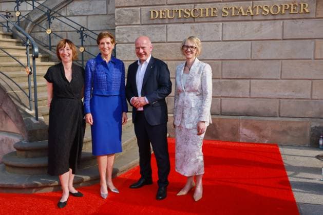 Staatoper für alle 2026, Empfang Elisabeth Sobotka, Ilka Horstmeier, Kai Wegner, Nina Englert Staatsoper Für alle 2026, Roter Teppich an der Staatsoper unter den Linden, Bebelplatz, Berlin, Datum: 23.05.2026 *** State Opera for All 2026, Reception Elisabeth Sobotka, Ilka Horstmeier, Kai Wegner, Nina Englert State Opera For All 2026, Red Carpet at the State Opera Unter den Linden, Bebelplatz, Berlin, Date 23 05 2026 Copyright: xEventpress Kratschx
