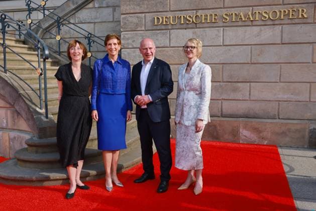 Staatoper für alle 2026, Empfang Elisabeth Sobotka, Ilka Horstmeier, Kai Wegner, Nina Englert Staatsoper Für alle 2026, Roter Teppich an der Staatsoper unter den Linden, Bebelplatz, Berlin, Datum: 23.05.2026 *** State Opera for All 2026, Reception Elisabeth Sobotka, Ilka Horstmeier, Kai Wegner, Nina Englert State Opera For All 2026, Red Carpet at the State Opera Unter den Linden, Bebelplatz, Berlin, Date 23 05 2026 Copyright: xEventpress Kratschx