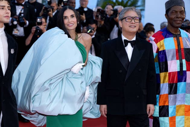 Diego Céspedes, Demi Moore, Park Chan wook et Isaach de Bankolé Montée des marches pour la cérémonie de clôture du 79ème Festival International du Film de Cannes, le 23 mai 2026 Olivier Borde Bestimage Red carpet for the closing ceremony of the 79th Cannes International Film Festival Opening ceremony on May 23, 2026 Cannes France  Copyright: xOLIVIERxBORDEx xBESTIMAGExOLIVIERxBORDEx xBESTIMAGEx