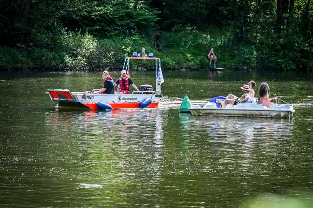Das Pfingst Open Air Essen-Werden geht in die 41. Runde. Bei sommerlichem Wetter feierten 10000 Menschen das Musikfestival. Das Festival ist umsonst und draußen. Drei Bühnen auf dem Gelände im Löwental wurden bespielt. ** NUR FÜR REDAKTIONELLE ZWECKE ** EDITORIAL USE ONLY **<p>Die Wasserwacht vom DRK auf der Ruhr am Samstag, dem 23 05 2026. Das Pfingst Open Air Essen-Werden geht in die 41. Runde. Bei sommerlichem Wetter feierten 10000 Menschen das Musikfestival. Das Festival ist umsonst und draußen. Drei Bühnen auf dem Gelände im Löwental wurden bespielt. Deutschland NRW Essen Copyright: KerstinxKokoska *** The Pfingst Open Air Essen Werden enters its 41st round In summery weather, 10000 people celebrated the music festival The Copyright: KerstinxKokoska doc85z5bhtlxo4z4wbtea9 ,EDITORIAL USE ONLY
