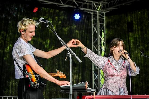Das Pfingst Open Air Essen-Werden geht in die 41. Runde. Bei sommerlichem Wetter feierten 10000 Menschen das Musikfestival. Das Festival ist umsonst und draußen. Drei Bühnen auf dem Gelände im Löwental wurden bespielt. ** NUR FÜR REDAKTIONELLE ZWECKE ** EDITORIAL USE ONLY **<p>Local Stage: Kat Kit am Samstag, dem 23 05 2026. Das Pfingst Open Air Essen-Werden geht in die 41. Runde. Bei sommerlichem Wetter feierten 10000 Menschen das Musikfestival. Das Festival ist umsonst und draußen. Drei Bühnen auf dem Gelände im Löwental wurden bespielt. Deutschland NRW Essen Copyright: KerstinxKokoska *** The Pfingst Open Air Essen Werden enters its 41st round In summery weather, 10,000 people celebrated the music festival The festival is fre Copyright: KerstinxKokoska doc85z5cfapqjpkeydjqmr ,EDITORIAL USE ONLY