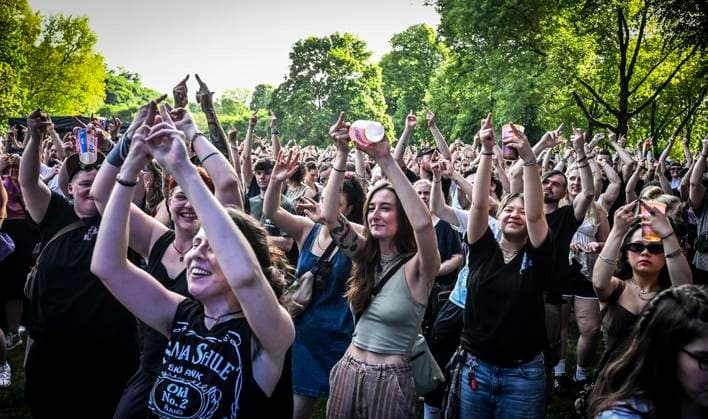 Das Pfingst Open Air Essen-Werden geht in die 41. Runde. Bei sommerlichem Wetter feierten 10000 Menschen das Musikfestival. Das Festival ist umsonst und draußen. Drei Bühnen auf dem Gelände im Löwental wurden bespielt. ** NUR FÜR REDAKTIONELLE ZWECKE ** EDITORIAL USE ONLY **<p>The toten Crackhuren im Kofferraum am Samstag, dem 23 05 2026. Das Pfingst Open Air Essen-Werden geht in die 41. Runde. Bei sommerlichem Wetter feierten 10000 Menschen das Musikfestival. Das Festival ist umsonst und draußen. Drei Bühnen auf dem Gelände im Löwental wurden bespielt. Deutschland NRW Essen Copyright: KerstinxKokoska *** The Pfingst Open Air Essen Werden goes into the 41st round In summery weather, 10000 people celebrated the music festival The Copyright: KerstinxKokoska doc85z5f5qrzg6xk8mmqmy ,EDITORIAL USE ONLY