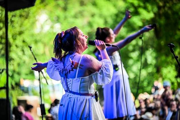 Das Pfingst Open Air Essen-Werden geht in die 41. Runde. Bei sommerlichem Wetter feierten 10000 Menschen das Musikfestival. Das Festival ist umsonst und draußen. Drei Bühnen auf dem Gelände im Löwental wurden bespielt. ** NUR FÜR REDAKTIONELLE ZWECKE ** EDITORIAL USE ONLY **<p>The toten Crackhuren im Kofferraum am Samstag, dem 23 05 2026. Das Pfingst Open Air Essen-Werden geht in die 41. Runde. Bei sommerlichem Wetter feierten 10000 Menschen das Musikfestival. Das Festival ist umsonst und draußen. Drei Bühnen auf dem Gelände im Löwental wurden bespielt. Deutschland NRW Essen Copyright: KerstinxKokoska *** The Pfingst Open Air Essen Werden enters its 41st round In summery weather, 10000 people celebrated the music festival Das Fe Copyright: KerstinxKokoska doc85z5f60bm1x25gfrjr0 ,EDITORIAL USE ONLY