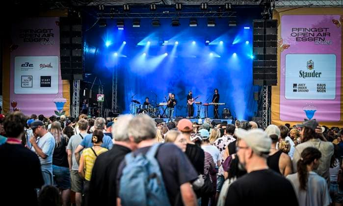Das Pfingst Open Air Essen-Werden geht in die 41. Runde. Bei sommerlichem Wetter feierten 10000 Menschen das Musikfestival. Das Festival ist umsonst und draußen. Drei Bühnen auf dem Gelände im Löwental wurden bespielt. ** NUR FÜR REDAKTIONELLE ZWECKE ** EDITORIAL USE ONLY **<p>Hauptbühne: Jassin am Samstag, dem 23 05 2026. Das Pfingst Open Air Essen-Werden geht in die 41. Runde. Bei sommerlichem Wetter feierten 10000 Menschen das Musikfestival. Das Festival ist umsonst und draußen. Drei Bühnen auf dem Gelände im Löwental wurden bespielt. Deutschland NRW Essen Copyright: KerstinxKokoska *** The Pfingst Open Air Essen Werden enters its 41st round In summery weather, 10000 people celebrated the music festival The festival is free Copyright: KerstinxKokoska doc85z5f6mho9kbvmsbqmy ,EDITORIAL USE ONLY