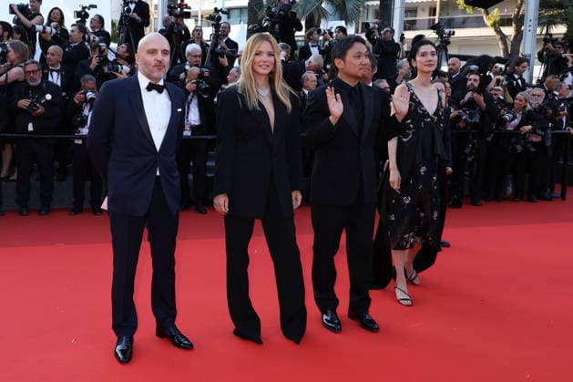 79eme Festival International du Film de Cannes Montee des marches de cloture 79th Cannes Film Festival Red carpet of the closing ceremony Virginie Efira, Haaguchi Ryusuke and Tao Okamoto 456718 2026 05 23 Cannes France  Copyright: xIsabellexVautierx xStarfacex STAR_456718_105