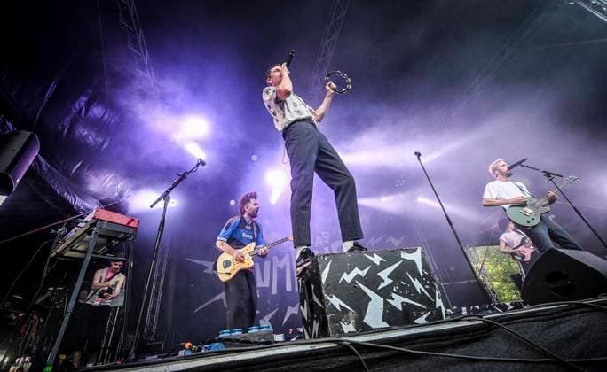 Das Pfingst Open Air Essen-Werden geht in die 41. Runde. Bei sommerlichem Wetter feierten 10000 Menschen das Musikfestival. Das Festival ist umsonst und draußen. Drei Bühnen auf dem Gelände im Löwental wurden bespielt. ** NUR FÜR REDAKTIONELLE ZWECKE ** EDITORIAL USE ONLY **<p>Hauptbühne: Das Lumpenpack am Samstag, dem 23 05 2026. Das Pfingst Open Air Essen-Werden geht in die 41. Runde. Bei sommerlichem Wetter feierten 10000 Menschen das Musikfestival. Das Festival ist umsonst und draußen. Drei Bühnen auf dem Gelände im Löwental wurden bespielt. Deutschland NRW Essen Copyright: KerstinxKokoska *** The Pfingst Open Air Essen Werden goes into the 41st round In summery weather, 10000 people celebrated the music festival The festiv Copyright: KerstinxKokoska doc85z5g3nphzasjiy3qmy ,EDITORIAL USE ONLY
