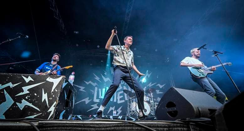 Das Pfingst Open Air Essen-Werden geht in die 41. Runde. Bei sommerlichem Wetter feierten 10000 Menschen das Musikfestival. Das Festival ist umsonst und draußen. Drei Bühnen auf dem Gelände im Löwental wurden bespielt. ** NUR FÜR REDAKTIONELLE ZWECKE ** EDITORIAL USE ONLY **<p>Hauptbühne: Das Lumpenpack am Samstag, dem 23 05 2026. Das Pfingst Open Air Essen-Werden geht in die 41. Runde. Bei sommerlichem Wetter feierten 10000 Menschen das Musikfestival. Das Festival ist umsonst und draußen. Drei Bühnen auf dem Gelände im Löwental wurden bespielt. Deutschland NRW Essen Copyright: KerstinxKokoska *** The Pfingst Open Air Essen Werden goes into the 41st round In summery weather, 10000 people celebrated the music festival The festiv Copyright: KerstinxKokoska doc85z5g3qlu2hgzt69qll ,EDITORIAL USE ONLY