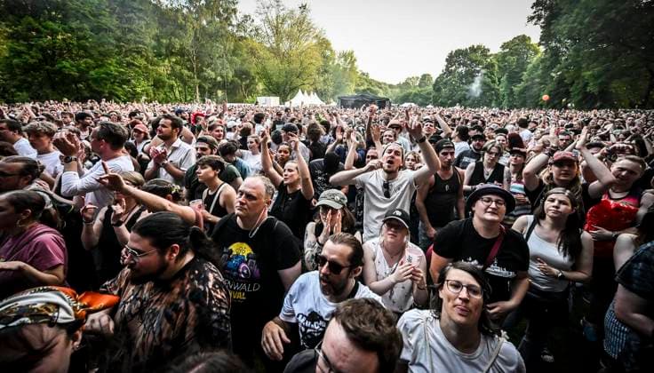Das Pfingst Open Air Essen-Werden geht in die 41. Runde. Bei sommerlichem Wetter feierten 10000 Menschen das Musikfestival. Das Festival ist umsonst und draußen. Drei Bühnen auf dem Gelände im Löwental wurden bespielt. ** NUR FÜR REDAKTIONELLE ZWECKE ** EDITORIAL USE ONLY **<p>Hauptbühne: Das Lumpenpack am Samstag, dem 23 05 2026. Das Pfingst Open Air Essen-Werden geht in die 41. Runde. Bei sommerlichem Wetter feierten 10000 Menschen das Musikfestival. Das Festival ist umsonst und draußen. Drei Bühnen auf dem Gelände im Löwental wurden bespielt. Deutschland NRW Essen Copyright: KerstinxKokoska *** The Pfingst Open Air Essen Werden goes into the 41st round In summery weather, 10000 people celebrated the music festival The festiv Copyright: KerstinxKokoska doc85z5h0ajxhiac3vve84 ,EDITORIAL USE ONLY