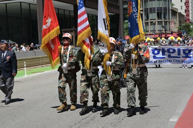 Chicago Memorial Day Parade CHICAGO, ILLINOIS - MAY 23: The Chicago Memorial Day Parade proceeds through the city center, with participants carrying American flags and marching in formation on Saturday, May 23, 2026. The event, held each year before Memorial Day, pays solemn tribute to the men and women of the U.S. Armed Forces who made the ultimate sacrifice. Jacek Boczarski Anadolu Illinois United States. Editorial use only. Please get in touch for any other usage.  Copyright: x2026xAnadoluxJacekxBoczarskix