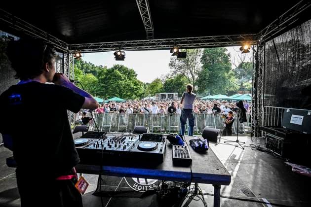Das Pfingst Open Air Essen-Werden geht in die 41. Runde. Bei sommerlichem Wetter feierten 10000 Menschen das Musikfestival. Das Festival ist umsonst und draußen. Drei Bühnen auf dem Gelände im Löwental wurden bespielt. ** NUR FÜR REDAKTIONELLE ZWECKE ** EDITORIAL USE ONLY **<p>am Samstag, dem 23 05 2026. Das Pfingst Open Air Essen-Werden geht in die 41. Runde. Bei sommerlichem Wetter feierten 10000 Menschen das Musikfestival. Das Festival ist umsonst und draußen. Drei Bühnen auf dem Gelände im Löwental wurden bespielt. Deutschland NRW Essen Copyright: KerstinxKokoska *** The Pfingst Open Air Essen Werden enters its 41st round In summery weather, 10,000 people celebrated the music festival The festival is free and outdoors Three Copyright: KerstinxKokoska doc85z5jrq7bgjpw3dpjte ,EDITORIAL USE ONLY