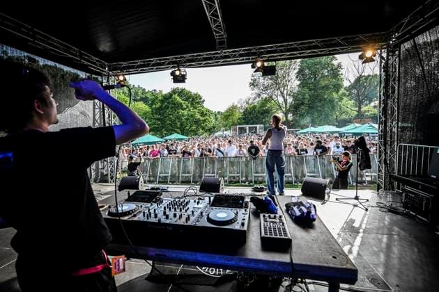 Das Pfingst Open Air Essen-Werden geht in die 41. Runde. Bei sommerlichem Wetter feierten 10000 Menschen das Musikfestival. Das Festival ist umsonst und draußen. Drei Bühnen auf dem Gelände im Löwental wurden bespielt. ** NUR FÜR REDAKTIONELLE ZWECKE ** EDITORIAL USE ONLY **<p>am Samstag, dem 23 05 2026. Das Pfingst Open Air Essen-Werden geht in die 41. Runde. Bei sommerlichem Wetter feierten 10000 Menschen das Musikfestival. Das Festival ist umsonst und draußen. Drei Bühnen auf dem Gelände im Löwental wurden bespielt. Deutschland NRW Essen Copyright: KerstinxKokoska *** The Pfingst Open Air Essen Werden enters its 41st round In summery weather, 10,000 people celebrated the music festival The festival is free and outdoors Three Copyright: KerstinxKokoska doc85z5jt9a2sgknqvyjte ,EDITORIAL USE ONLY