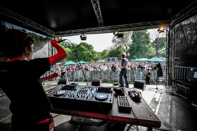 Das Pfingst Open Air Essen-Werden geht in die 41. Runde. Bei sommerlichem Wetter feierten 10000 Menschen das Musikfestival. Das Festival ist umsonst und draußen. Drei Bühnen auf dem Gelände im Löwental wurden bespielt. ** NUR FÜR REDAKTIONELLE ZWECKE ** EDITORIAL USE ONLY **<p>am Samstag, dem 23 05 2026. Das Pfingst Open Air Essen-Werden geht in die 41. Runde. Bei sommerlichem Wetter feierten 10000 Menschen das Musikfestival. Das Festival ist umsonst und draußen. Drei Bühnen auf dem Gelände im Löwental wurden bespielt. Deutschland NRW Essen Copyright: KerstinxKokoska *** The Pfingst Open Air Essen Werden enters its 41st round In summery weather, 10,000 people celebrated the music festival The festival is free and outdoors Three Copyright: KerstinxKokoska doc85z5jtx9l0ppl4k7ea9 ,EDITORIAL USE ONLY