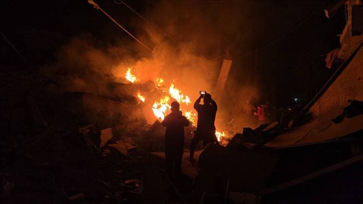 Israeli army continues attacking Gaza despite ceasefire DEIR AL-BALAH, GAZA, PALESTINE - MAY 23: Thick smoke and flames rise from a multi-story apartment building following an Israeli air strike in the city of Deir al-Balah, located in the central Gaza Strip, Palestine on May 23, 2026. Stringer Anadolu Deir al-Balah Gaza. Editorial use only. Please get in touch for any other usage.  Copyright: x2026xAnadoluxStringerx