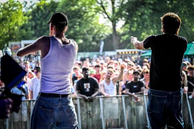 Das Pfingst Open Air Essen-Werden geht in die 41. Runde. Bei sommerlichem Wetter feierten 10000 Menschen das Musikfestival. Das Festival ist umsonst und draußen. Drei Bühnen auf dem Gelände im Löwental wurden bespielt. ** NUR FÜR REDAKTIONELLE ZWECKE ** EDITORIAL USE ONLY **<p>am Samstag, dem 23 05 2026. Das Pfingst Open Air Essen-Werden geht in die 41. Runde. Bei sommerlichem Wetter feierten 10000 Menschen das Musikfestival. Das Festival ist umsonst und draußen. Drei Bühnen auf dem Gelände im Löwental wurden bespielt. Deutschland NRW Essen Copyright: KerstinxKokoska *** The Pfingst Open Air Essen Werden enters its 41st round In summery weather, 10,000 people celebrated the music festival The festival is free and outdoors Three Copyright: KerstinxKokoska doc85z5ln2wj6a10nxzsqmr ,EDITORIAL USE ONLY