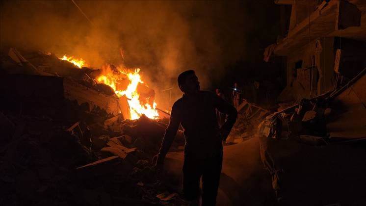 Israeli army continues attacking Gaza despite ceasefire DEIR AL-BALAH, GAZA, PALESTINE - MAY 23: Thick smoke and flames rise from a multi-story apartment building following an Israeli air strike in the city of Deir al-Balah, located in the central Gaza Strip, Palestine on May 23, 2026. Stringer Anadolu Deir al-Balah Gaza. Editorial use only. Please get in touch for any other usage.  Copyright: x2026xAnadoluxStringerx
