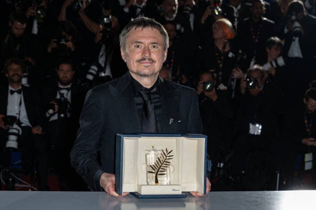 Cannes winners photocall NG Cristian Mungiu poses with the Palme d’Or for Fjord during the Palme D Or winners photocall at Palais des Festivals in Cannes, France on May 23 2026 as part of the 79th Cannes Film Festival. Photo by Nicolas Genin ABACAPRESS.COM Cannes France  Copyright: xGeninxNicolas ABACAx