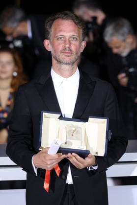 Cannes - Award Winners Photocall JD French director and screenwriter Emmanuel Marre poses with the trophy during a photocall after winning the Best Screenplay Prize for the film Notre Salut (A Man of His Time) during the photocall of the 79th edition of the Cannes Film Festival in Cannes, France on May 23, 2026. Photo by Jerome Domine ABACAPRESS.COM Cannes France  Copyright: xDominexJerome ABACAx