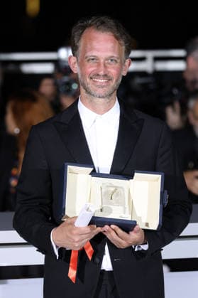 Cannes - Award Winners Photocall JD French director and screenwriter Emmanuel Marre poses with the trophy during a photocall after winning the Best Screenplay Prize for the film Notre Salut (A Man of His Time) during the photocall of the 79th edition of the Cannes Film Festival in Cannes, France on May 23, 2026. Photo by Jerome Domine ABACAPRESS.COM Cannes France  Copyright: xDominexJerome ABACAx
