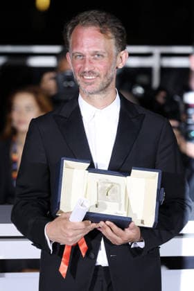 Cannes - Award Winners Photocall JD French director and screenwriter Emmanuel Marre poses with the trophy during a photocall after winning the Best Screenplay Prize for the film Notre Salut (A Man of His Time) during the photocall of the 79th edition of the Cannes Film Festival in Cannes, France on May 23, 2026. Photo by Jerome Domine ABACAPRESS.COM Cannes France  Copyright: xDominexJerome ABACAx