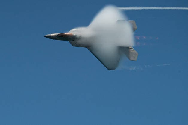 Air show during Memorial Day celebrations and the 250th anniversary of the United States MIAMI BEACH, FLORIDA, UNITED STATES - MAY 23: An F-22 Raptor military aircraft breaks the sound barrier during the 2026 Air Show, held as part of the Memorial Day Weekend celebrations and the 250th anniversary of the United States in Miami Beach, Florida, on May 23, 2026. Jesus Olarte Anadolu Florida United States. Editorial use only. Please get in touch for any other usage.  Copyright: x2026xAnadoluxJesusxOlartex