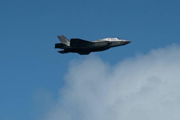 Air show during Memorial Day celebrations and the 250th anniversary of the United States MIAMI BEACH, FLORIDA, UNITED STATES - MAY 23: An F-35 military aircraft performs flight maneuvers during the 2026 Air Show, held as part of the Memorial Day Weekend celebrations and the 250th anniversary of the United States in Miami Beach, Florida, on May 23, 2026. Jesus Olarte Anadolu Florida United States. Editorial use only. Please get in touch for any other usage.  Copyright: x2026xAnadoluxJesusxOlartex