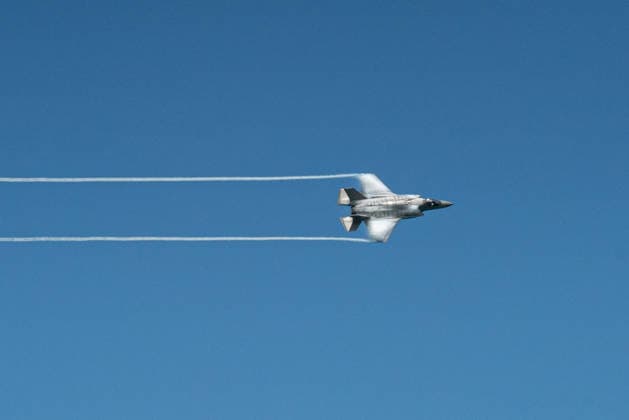 Air show during Memorial Day celebrations and the 250th anniversary of the United States MIAMI BEACH, FLORIDA, UNITED STATES - MAY 23: An F-35 military aircraft performs flight maneuvers during the 2026 Air Show, held as part of the Memorial Day Weekend celebrations and the 250th anniversary of the United States in Miami Beach, Florida, on May 23, 2026. Jesus Olarte Anadolu Florida United States. Editorial use only. Please get in touch for any other usage.  Copyright: x2026xAnadoluxJesusxOlartex