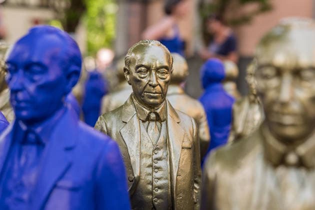 Adenauer-Kunstinstallation in Bad Honnef - 23.05.26. Kunstinstallation des Künstlers Ottmar Hörl mit 200 goldenen und blauen Skulpturen des ersten Bundeskanzlers Konrad Adenauer auf dem Kirchplatz in Bad Honnef. Die Präsentation fand anlässlich des 150. Geburtstags Adenauers statt und war Teil eines Rahmenprogramms mit Straßenmusikfestival in der Innenstadt. Gemeinschaftsprojekt der Stiftung Bundeskanzler-Adenauer-Haus, der Konrad-Adenauer-Stiftung und der Stadt Bad Honnef. Bad Honnef Nordrhein-Westfalen Deutschland *** Adenauer art installation in Bad Honnef 23 05 26 Art installation by artist Ottmar Hörl with 200 gold and blue sculptures of the first Federal Chancellor Konrad Adenauer on the church square in Bad Honnef The presentat Copyright: xMarcxJohnx