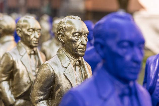 Adenauer-Kunstinstallation in Bad Honnef - 23.05.26. Kunstinstallation des Künstlers Ottmar Hörl mit 200 goldenen und blauen Skulpturen des ersten Bundeskanzlers Konrad Adenauer auf dem Kirchplatz in Bad Honnef. Die Präsentation fand anlässlich des 150. Geburtstags Adenauers statt und war Teil eines Rahmenprogramms mit Straßenmusikfestival in der Innenstadt. Gemeinschaftsprojekt der Stiftung Bundeskanzler-Adenauer-Haus, der Konrad-Adenauer-Stiftung und der Stadt Bad Honnef. Bad Honnef Nordrhein-Westfalen Deutschland *** Adenauer art installation in Bad Honnef 23 05 26 Art installation by artist Ottmar Hörl with 200 gold and blue sculptures of the first Federal Chancellor Konrad Adenauer on the church square in Bad Honnef The presentat Copyright: xMarcxJohnx