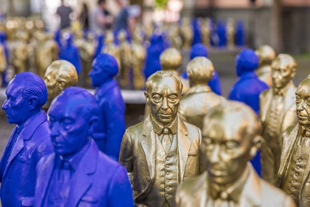 Adenauer-Kunstinstallation in Bad Honnef - 23.05.26. Kunstinstallation des Künstlers Ottmar Hörl mit 200 goldenen und blauen Skulpturen des ersten Bundeskanzlers Konrad Adenauer auf dem Kirchplatz in Bad Honnef. Die Präsentation fand anlässlich des 150. Geburtstags Adenauers statt und war Teil eines Rahmenprogramms mit Straßenmusikfestival in der Innenstadt. Gemeinschaftsprojekt der Stiftung Bundeskanzler-Adenauer-Haus, der Konrad-Adenauer-Stiftung und der Stadt Bad Honnef. Bad Honnef Nordrhein-Westfalen Deutschland *** Adenauer art installation in Bad Honnef 23 05 26 Art installation by artist Ottmar Hörl with 200 gold and blue sculptures of the first Federal Chancellor Konrad Adenauer on the church square in Bad Honnef The presentat Copyright: xMarcxJohnx