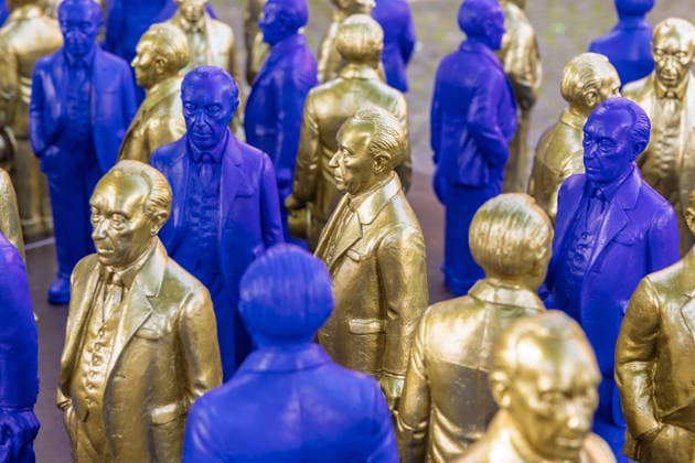 Adenauer-Kunstinstallation in Bad Honnef - 23.05.26. Kunstinstallation des Künstlers Ottmar Hörl mit 200 goldenen und blauen Skulpturen des ersten Bundeskanzlers Konrad Adenauer auf dem Kirchplatz in Bad Honnef. Die Präsentation fand anlässlich des 150. Geburtstags Adenauers statt und war Teil eines Rahmenprogramms mit Straßenmusikfestival in der Innenstadt. Gemeinschaftsprojekt der Stiftung Bundeskanzler-Adenauer-Haus, der Konrad-Adenauer-Stiftung und der Stadt Bad Honnef. Bad Honnef Nordrhein-Westfalen Deutschland *** Adenauer art installation in Bad Honnef 23 05 26 Art installation by artist Ottmar Hörl with 200 gold and blue sculptures of the first Federal Chancellor Konrad Adenauer on the church square in Bad Honnef The presentat Copyright: xMarcxJohnx