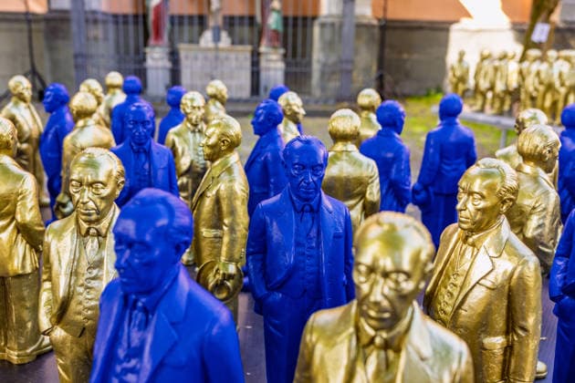 Adenauer-Kunstinstallation in Bad Honnef - 23.05.26. Kunstinstallation des Künstlers Ottmar Hörl mit 200 goldenen und blauen Skulpturen des ersten Bundeskanzlers Konrad Adenauer auf dem Kirchplatz in Bad Honnef. Die Präsentation fand anlässlich des 150. Geburtstags Adenauers statt und war Teil eines Rahmenprogramms mit Straßenmusikfestival in der Innenstadt. Gemeinschaftsprojekt der Stiftung Bundeskanzler-Adenauer-Haus, der Konrad-Adenauer-Stiftung und der Stadt Bad Honnef. Bad Honnef Nordrhein-Westfalen Deutschland *** Adenauer art installation in Bad Honnef 23 05 26 Art installation by artist Ottmar Hörl with 200 gold and blue sculptures of the first Federal Chancellor Konrad Adenauer on the church square in Bad Honnef The presentat Copyright: xMarcxJohnx