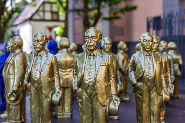 Adenauer-Kunstinstallation in Bad Honnef - 23.05.26. Kunstinstallation des Künstlers Ottmar Hörl mit 200 goldenen und blauen Skulpturen des ersten Bundeskanzlers Konrad Adenauer auf dem Kirchplatz in Bad Honnef. Die Präsentation fand anlässlich des 150. Geburtstags Adenauers statt und war Teil eines Rahmenprogramms mit Straßenmusikfestival in der Innenstadt. Gemeinschaftsprojekt der Stiftung Bundeskanzler-Adenauer-Haus, der Konrad-Adenauer-Stiftung und der Stadt Bad Honnef. Bad Honnef Nordrhein-Westfalen Deutschland *** Adenauer art installation in Bad Honnef 23 05 26 Art installation by artist Ottmar Hörl with 200 gold and blue sculptures of the first Federal Chancellor Konrad Adenauer on the church square in Bad Honnef The presentat Copyright: xMarcxJohnx