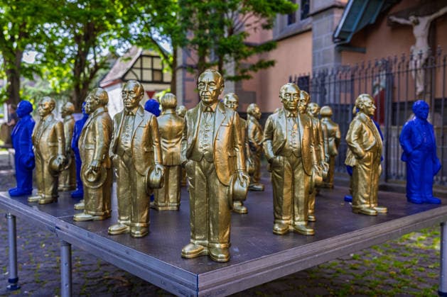 Adenauer-Kunstinstallation in Bad Honnef - 23.05.26. Kunstinstallation des Künstlers Ottmar Hörl mit 200 goldenen und blauen Skulpturen des ersten Bundeskanzlers Konrad Adenauer auf dem Kirchplatz in Bad Honnef. Die Präsentation fand anlässlich des 150. Geburtstags Adenauers statt und war Teil eines Rahmenprogramms mit Straßenmusikfestival in der Innenstadt. Gemeinschaftsprojekt der Stiftung Bundeskanzler-Adenauer-Haus, der Konrad-Adenauer-Stiftung und der Stadt Bad Honnef. Bad Honnef Nordrhein-Westfalen Deutschland *** Adenauer art installation in Bad Honnef 23 05 26 Art installation by artist Ottmar Hörl with 200 gold and blue sculptures of the first Federal Chancellor Konrad Adenauer on the church square in Bad Honnef The presentat Copyright: xMarcxJohnx