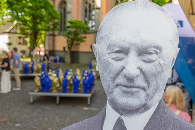 Adenauer-Kunstinstallation in Bad Honnef - 23.05.26. Kunstinstallation des Künstlers Ottmar Hörl mit 200 goldenen und blauen Skulpturen des ersten Bundeskanzlers Konrad Adenauer auf dem Kirchplatz in Bad Honnef. Die Präsentation fand anlässlich des 150. Geburtstags Adenauers statt und war Teil eines Rahmenprogramms mit Straßenmusikfestival in der Innenstadt. Gemeinschaftsprojekt der Stiftung Bundeskanzler-Adenauer-Haus, der Konrad-Adenauer-Stiftung und der Stadt Bad Honnef. Bad Honnef Nordrhein-Westfalen Deutschland *** Adenauer art installation in Bad Honnef 23 05 26 Art installation by artist Ottmar Hörl with 200 gold and blue sculptures of the first Federal Chancellor Konrad Adenauer on the church square in Bad Honnef The presentat Copyright: xMarcxJohnx