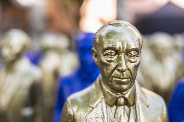 Adenauer-Kunstinstallation in Bad Honnef - 23.05.26. Kunstinstallation des Künstlers Ottmar Hörl mit 200 goldenen und blauen Skulpturen des ersten Bundeskanzlers Konrad Adenauer auf dem Kirchplatz in Bad Honnef. Die Präsentation fand anlässlich des 150. Geburtstags Adenauers statt und war Teil eines Rahmenprogramms mit Straßenmusikfestival in der Innenstadt. Gemeinschaftsprojekt der Stiftung Bundeskanzler-Adenauer-Haus, der Konrad-Adenauer-Stiftung und der Stadt Bad Honnef. Bad Honnef Nordrhein-Westfalen Deutschland *** Adenauer art installation in Bad Honnef 23 05 26 Art installation by artist Ottmar Hörl with 200 gold and blue sculptures of the first Federal Chancellor Konrad Adenauer on the church square in Bad Honnef The presentat Copyright: xMarcxJohnx