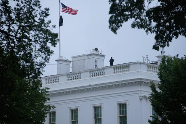 May 23, 2026, Washington, District Of Columbia, USA: US Secret Service officers respond following reports of alleged gun fire near the White House in Washington, DC, US, on Saturday, May 23, 2026. A man was shot by US Secret Service agents near the White House on Saturday after he opened fire with a handgun, according to a person familiar with the matter Washington USA  - ZUMAs152 20260523_faa_s152_001 Copyright: xAaronxSchwartzx-xPoolxviaxCNPx