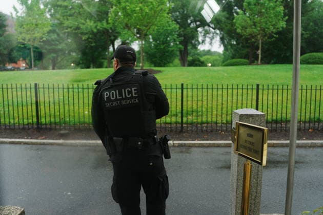 May 23, 2026, Washington, District Of Columbia, USA: US Secret Service officers respond following reports of alleged gun fire near the White House in Washington, DC, US, on Saturday, May 23, 2026. A man was shot by US Secret Service agents near the White House on Saturday after he opened fire with a handgun, according to a person familiar with the matter Washington USA  - ZUMAs152 20260523_faa_s152_009 Copyright: xAaronxSchwartzx-xPoolxviaxCNPx