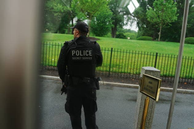 May 23, 2026, Washington, District Of Columbia, USA: US Secret Service officers respond following reports of alleged gun fire near the White House in Washington, DC, US, on Saturday, May 23, 2026. A man was shot by US Secret Service agents near the White House on Saturday after he opened fire with a handgun, according to a person familiar with the matter Washington USA  - ZUMAs152 20260523_faa_s152_014 Copyright: xAaronxSchwartzx-xPoolxviaxCNPx