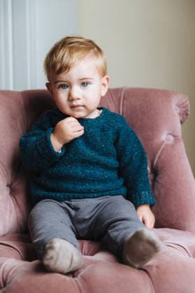 Kleinkind Junge sitzt auf rosa Sessel tragen blaue Pullover im Innenbereich Toddler boy sits on pink armchair wearing blue sweater in home interior (License=RF) ,model released, Symbolfoto Copyright: xZoonar.com ViorelxKurnosovx 25053111 ,model released, Symbolfoto ,property released