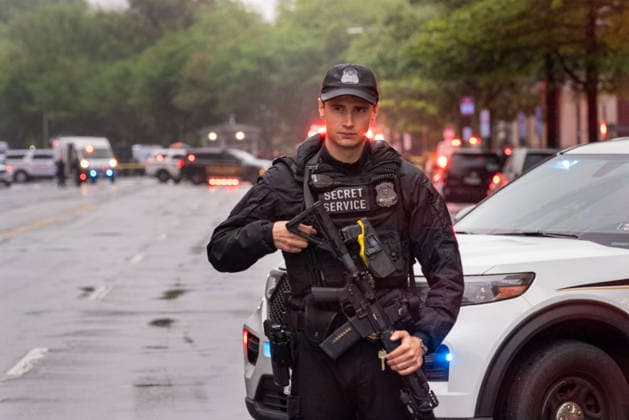 May 23, 2026, Washington, District of Columbia, USA: Secret Service police officers stand guard near the site where a gunman fired a volley of shots near the White House before being shot and fatally wounded by Secret Service officers. Another person was injured, according to law enforcement officials. Washington USA - ZUMAmj3_ 20260523_zaf_mj3_008 Copyright: xJayxMallinx
