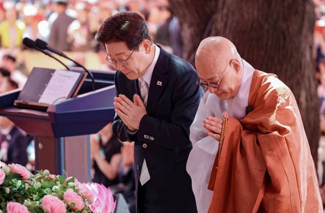 Lee participates in Buddha s birthday event Lee participates in Buddha s birthday event President Lee Jae Myung (L) puts his palms together during a celebration marking Buddha s birthday at Jogye Temple in central Seoul on May 24, 2026. (Pool photo) (Yonhap) 2026-05-24 11:10:33 < 1980-2026 YONHAPNEWS AGENCY. .> ¼­¿ïÆ¯º°½Ã EDITORIAL USE ONLY  Copyright: xx PYH2026052402630032000 YonhapxNewsx yonphotos252586
