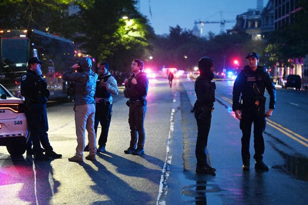 Multiple Shots Fired Half A Block From White House Complex Law enforcement work the scene after multiple rapid-fire gunshots ring out outside the White House on May 23, 2026 in Washington, DC. A suspect was killed after opening fire on a Secret Service checkpoint outside the White House Saturday evening. Photo by Olivier Douliery ABACAPRESS.COM Washington DC United States  Copyright: xDoulieryxOlivier ABACAx